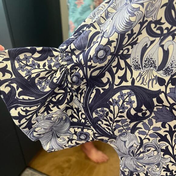 Finley SZ M Crosby Blouse in Blue Iris Print 100% Cotton Ruffle Floral Cottage - Picture 4 of 6